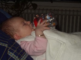 jana hält schon ihre flasche selber