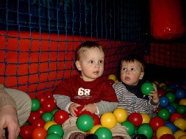 Maurice und Jonathan im Ballpool :-)