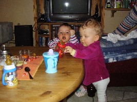 Becky und Ronja &amp;gt;an der Theke&amp;lt; ;o)
<br />sehen ja wirklich ganz schön beschwipst aus ;o)