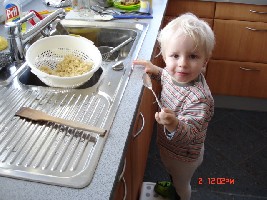 luca kann es nicht mehr erwarten bis das essen auf dem tisch steht, deshalb beginnt er schon mal in der küche mit dem essen.