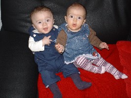 Twins auf Sofa.JPG