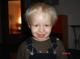 so lieb schaut er einen immer an. da kann man doch nicht schimpfen. hihi.