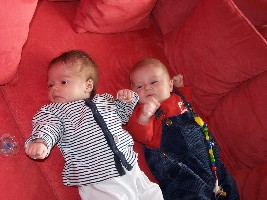 ...noch ist der Schnulli interessanter...