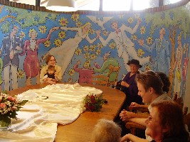 Das kitschig-schöne Trauzimmer ;o)
<br />Schwiema mit Emmi, Oma, Jen (verdeckt), Pascal, meine Mam, Ronjas Hinterkopf ;o)