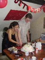 Brautpaar beim Torteanschneiden