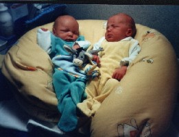 Hier sind wir erst ein paar Tage alt, noch im Krankenhaus Sana Klinik