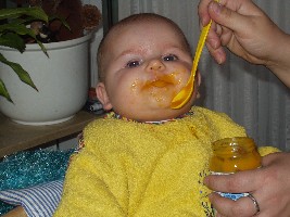 jana beim möhrchen essen! ;-)