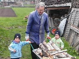 beide helfen ihrem Opa beim Holzfahren