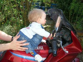 Felix auf dem Motorrad.JPG