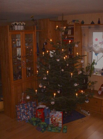 Das ist unser Weihnachtsbaum mit den Gschenkle drunter ;-)
