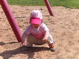 mal probieren wie hier auf dem Spielplatz der Sand schmeckt!