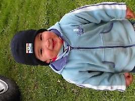 Jonas freut sich schon, kurz danach ist er mit seinem Onkel Traktor gefahren