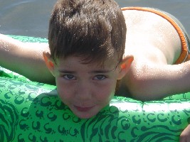 Lukas im Wasser