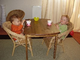 Emily und Ronja beim Eis essen...;o)