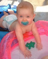 Mausi beim Planschen im Minibecken auf dem Balkon...