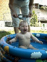 babyschwimmen zahlt sich aus... hier gibts eine haarwäsche von oma