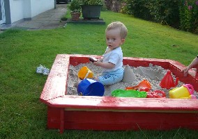 Felix im neuen  Sandkasten.jpg