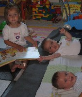 Mila &amp;quot;liest&amp;quot; ihren Brüdern vor ;-)