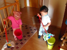meine zwei Putzhilfen - der gelbe Eimer gehört Jonas