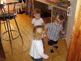 Tanzkurs für Anfänger in unserer Küche, die Twins und Cameron