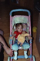 Anna in Ihrem zukünftigen Puppenwagen. Ist sie nicht süsssss *grins* (ps: wollte mal ausprobieren wie das mit den Bildern funktioniert)