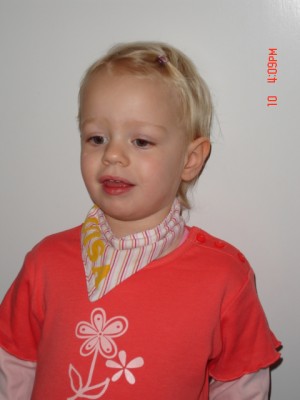 luisa natürlich in rosa gekleidet. sonst zieht sie zur zeit ja keinen anderen pulli an, er muss immer rosa sein. zum glück habe ich einige zur auswahl.