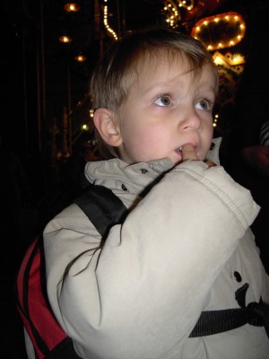 staunend auf dem Weihnachtsmarkt....