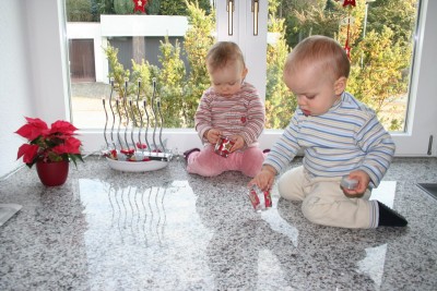 Beim Spielen mit der Weihnachtsdeko auf der Küchenzeile