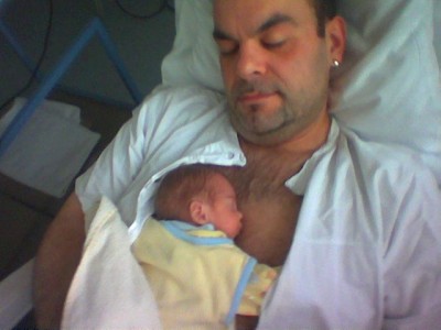 bei Papa is soo schön Kuschelig liegt wohl am Pelz den er hat!