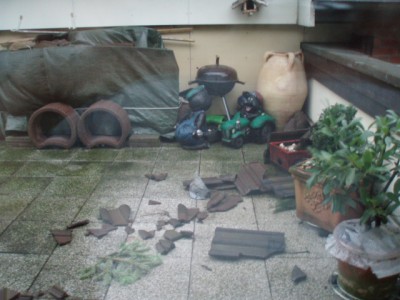 Die Terrasse, wo man direkt drauf kuckt, wenn man da raus geht.