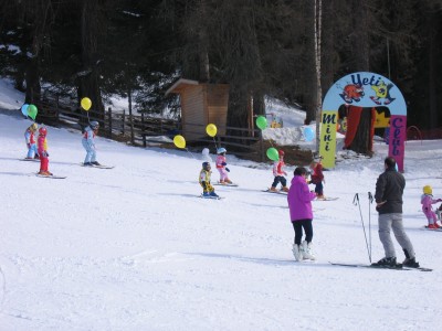 Der gelbe Clown mit blauem Helm ist Emelie...man beachte die größe der anderen Kinder im Skikurs...