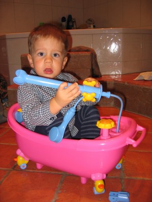 Die Babyborn Badewann meiner Schwester reicht vollkommen aus, hauptsache es kommt kein Wasser aus der Dusche!!!