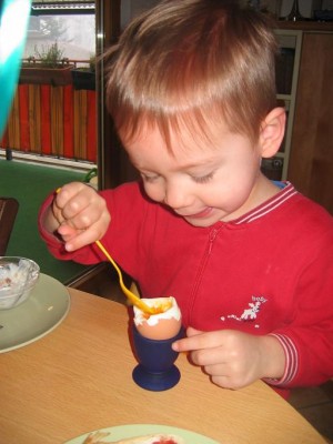 Max bei &amp;quot;seiner&amp;quot; Lieblingsbeschäftigung -Frühstückseier essen