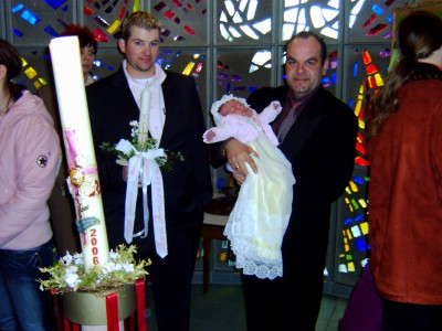 großer Bruder trägt die Kerze!