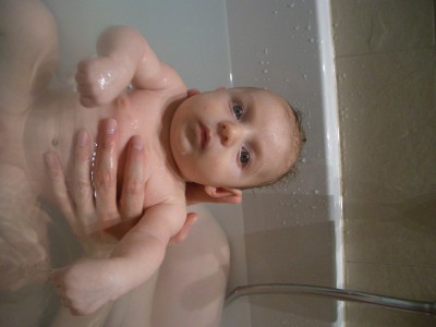 beim ersten Bad mit meiner Mami in der grossen Badewanne war mir schon etwas mulmig. Aber mittlerweile find ich es super. Man muss sich an alles erst gewöhnen