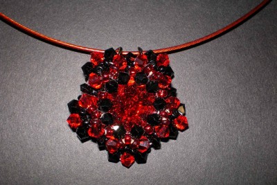 Kette rivoli groß rot schwarz 3 klein.jpg