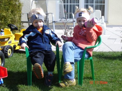 die beiden im garten.