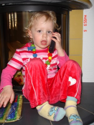 luisa am telefon, das liebt sie.