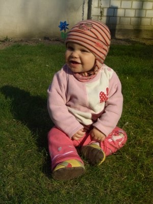Rika kurz vor´m ersten Krabbelversuch im Gras.jpg