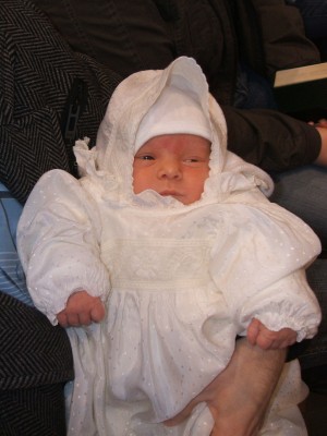 Das Kleid um mich, war auch schon das Taufkleid von Mama und Gode.