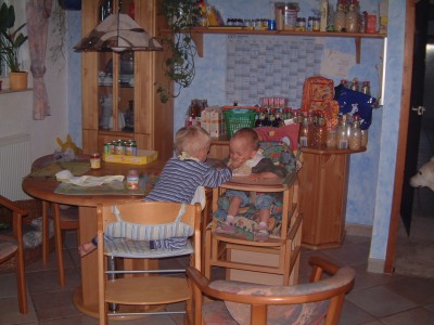 Yannis füttert Yara