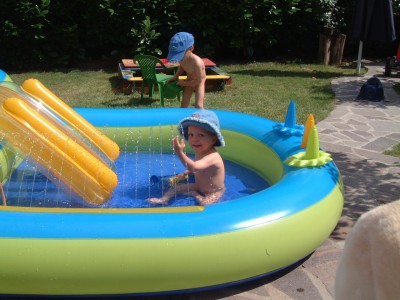 Yara, die das durchsichtige Wasser sieht....