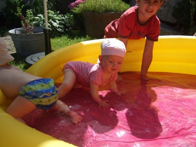 Emmas erste Planschversuche