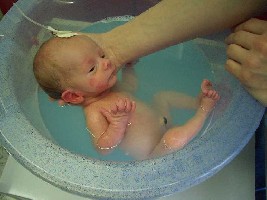 Felix erstes Bad3.JPG