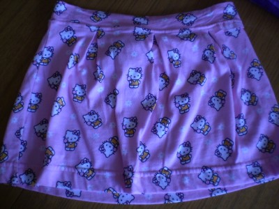 ein rosa Hello-Kitty Röcklein - wollte sie letzte Woche aber da war es mir noch zu teuer, jetzt war es nochmals 25 % billiger, jetzt habe ich zugeschlagen