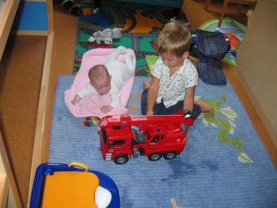 Schau Mia, die großen Autos gehören mir! ;-)