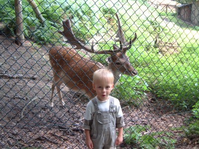 Yannis, der das Leckerlie für den Hirsch gerade lieber selber gegessen hat...