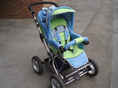 Hier kann man den Kinderwagen mal sehen, wenn die Kids dann sitzen können.