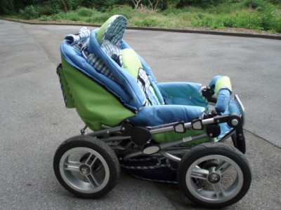 Der Kinderwagen einmal zusammen gelegt. Man kann den aber vom Verdeck noch weiter runter machen aber ich brauchte das ja nicht, da wir ja einen Galaxy fahren.