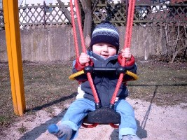15.03.2005 - Maurice zum ersten Mal auf dem Spielplatz 5.jpg